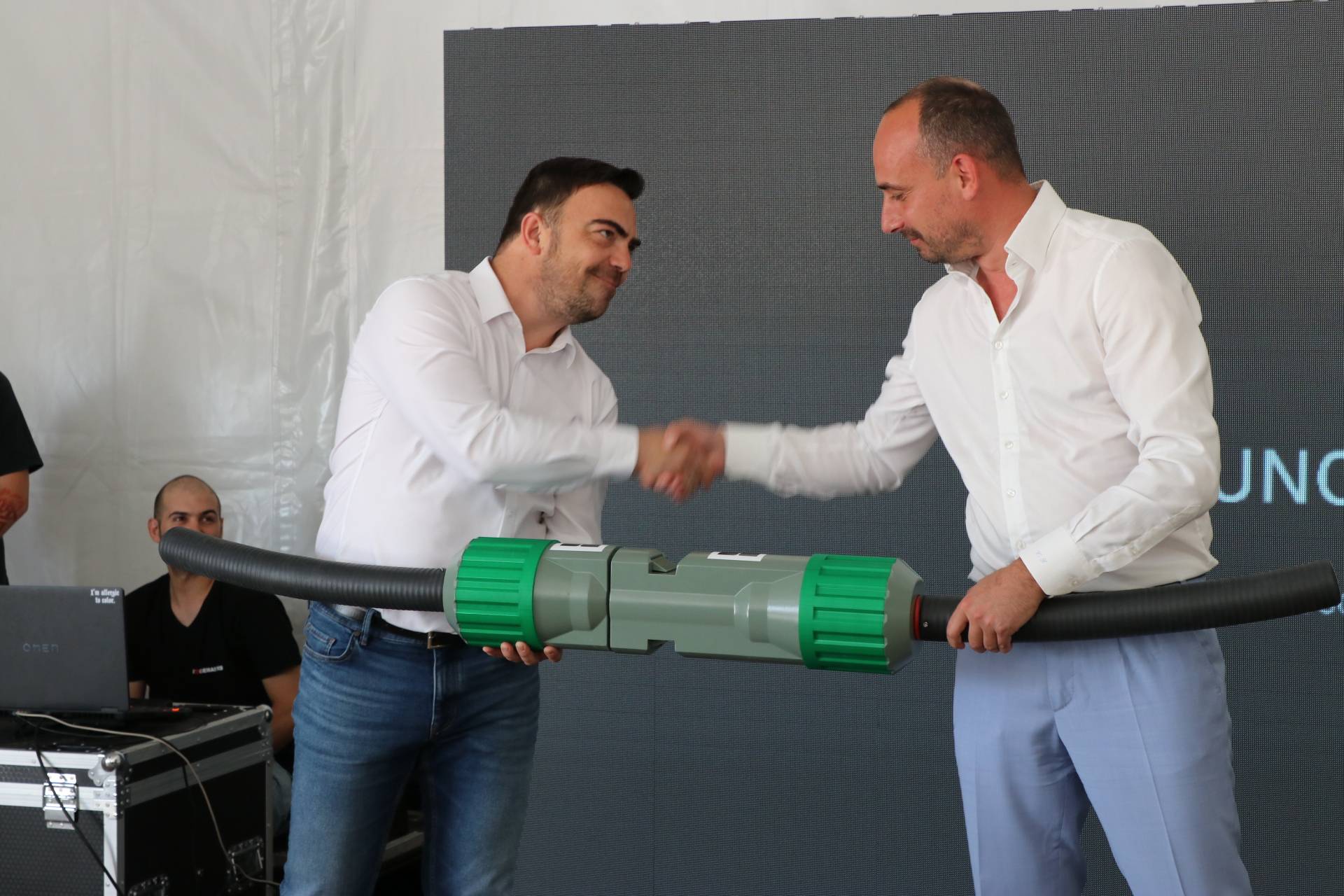  Калоян Величков, основен изпълнителен шеф на SUNOTEC и Васил Стефанов, акционер в плана, откриват публично централата с включването на 3D модел на слънчев колектор 